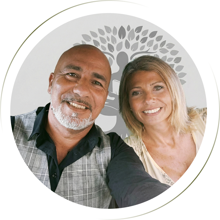 Portrait souriant de Sam et Mélanie, les créateurs du projet L'Olivier des Souvenirs